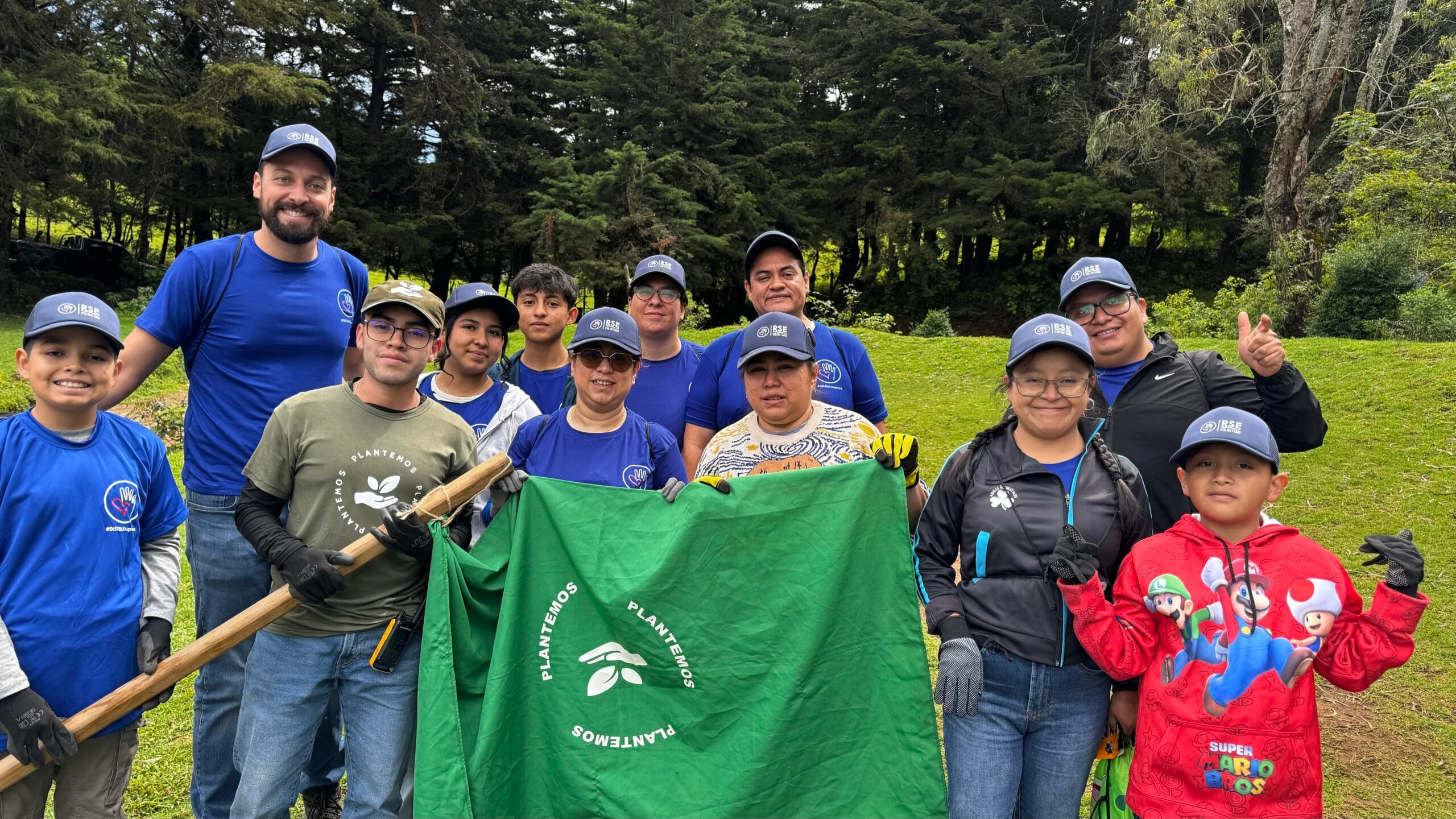 Comunidad y colaboradores en jornada de reforestación
