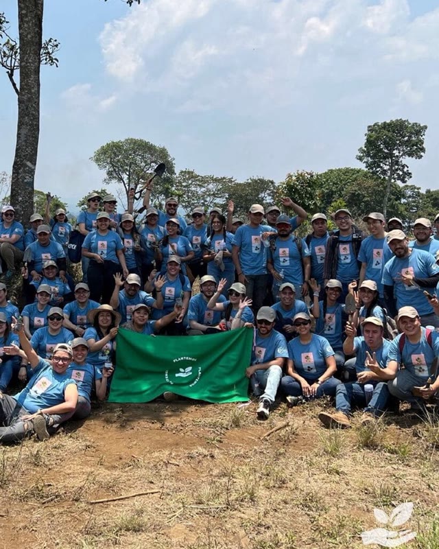 Colaboradores de una empresa con la bandera de Plantemos al terminar su jornada