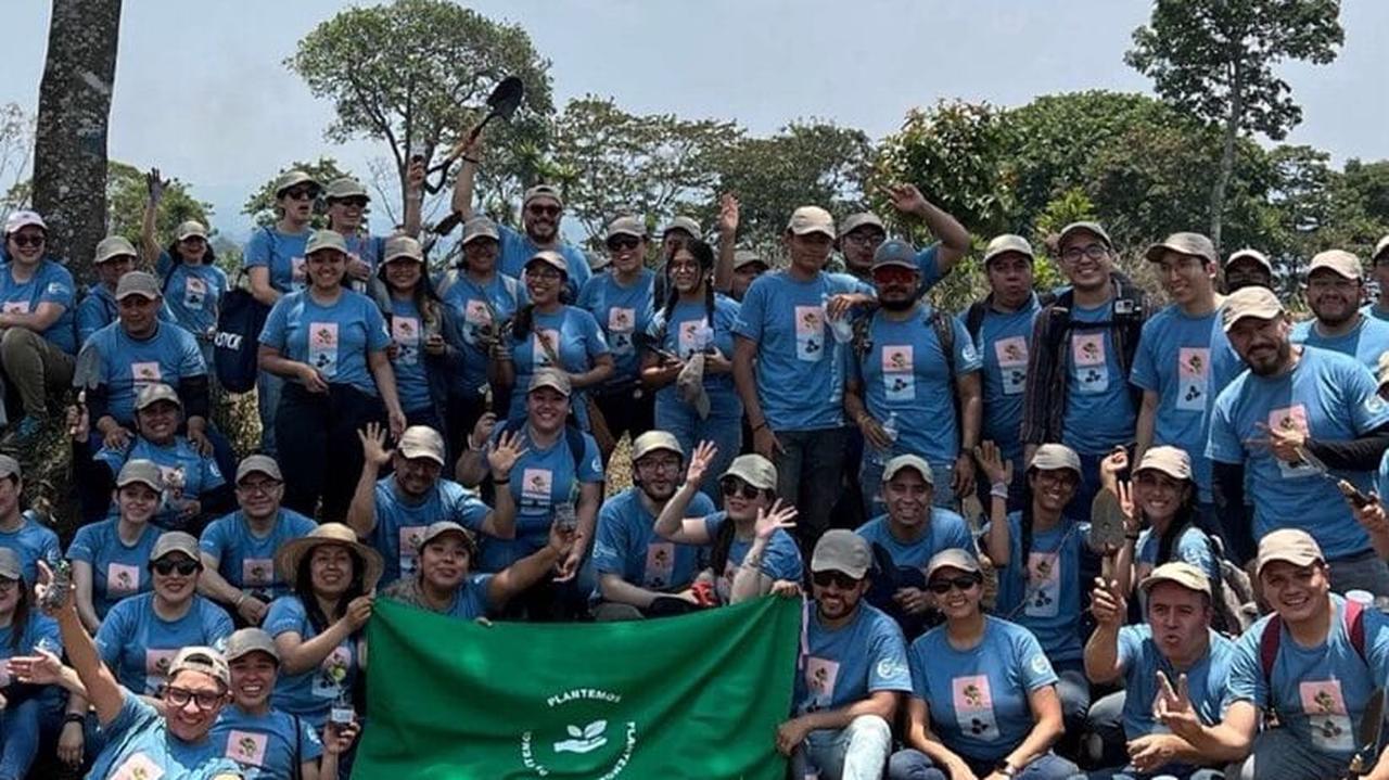 Colaboradores de una empresa reunidos con la bandera de Plantemos en una jornada de RSE